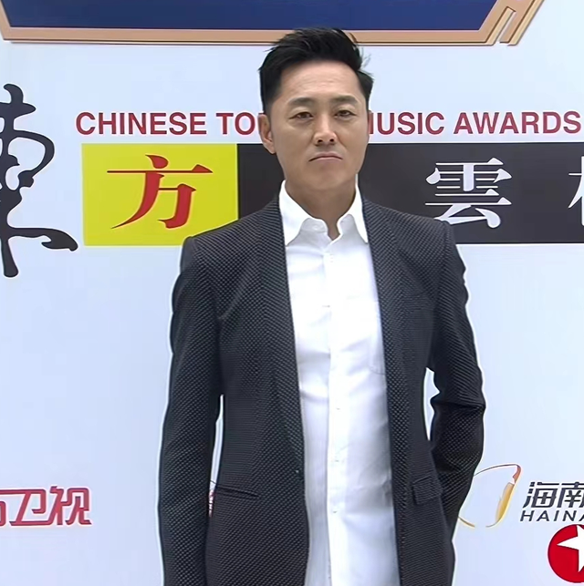 风云榜红毯生图：副乳、排骨胸、高开叉走光，露得越多越尴尬