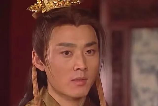 风云榜红毯生图：副乳、排骨胸、高开叉走光，露得越多越尴尬