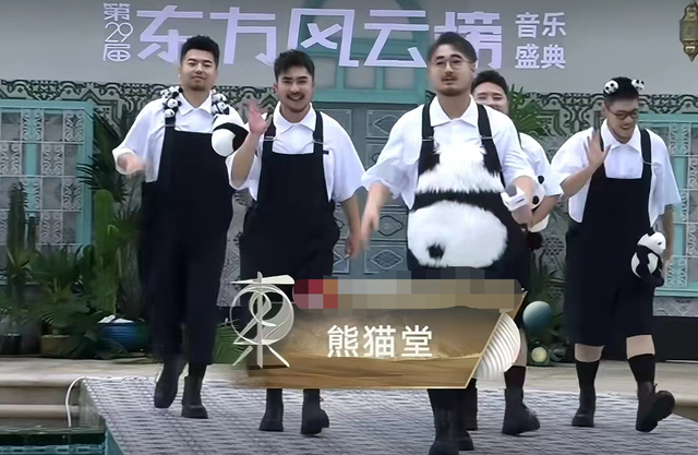 风云榜红毯生图：副乳、排骨胸、高开叉走光，露得越多越尴尬