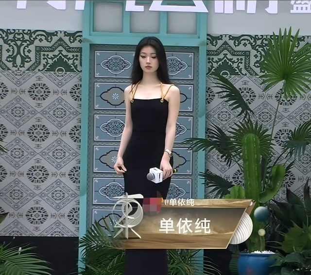 风云榜红毯生图：副乳、排骨胸、高开叉走光，露得越多越尴尬