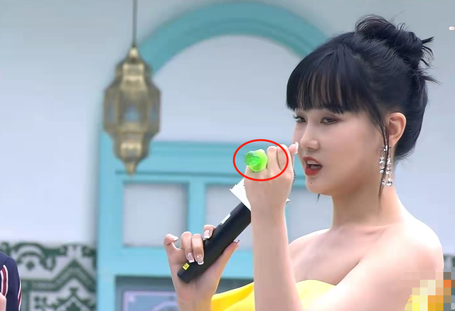 风云榜红毯生图：副乳、排骨胸、高开叉走光，露得越多越尴尬
