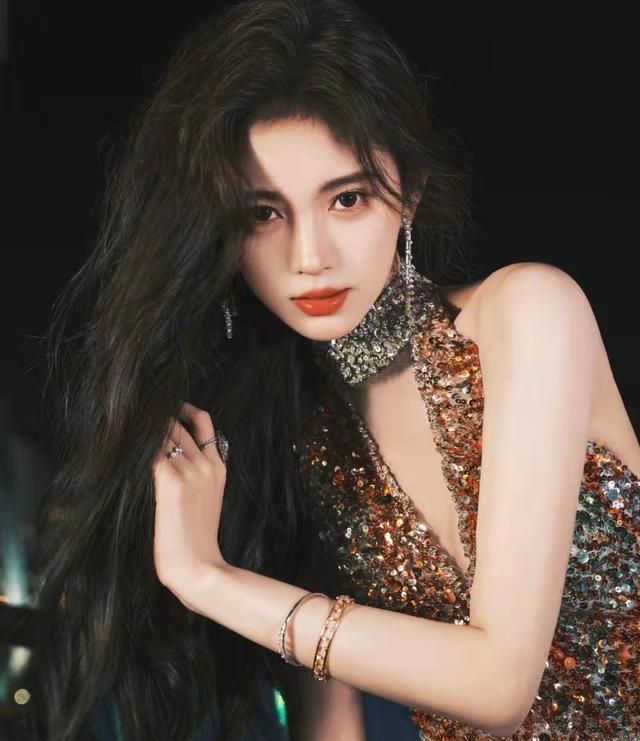 风云榜红毯生图：副乳、排骨胸、高开叉走光，露得越多越尴尬