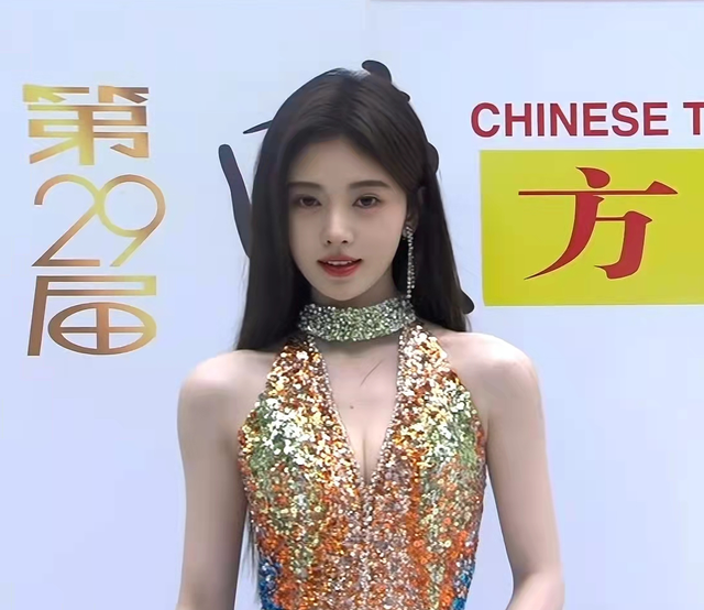 风云榜红毯生图：副乳、排骨胸、高开叉走光，露得越多越尴尬