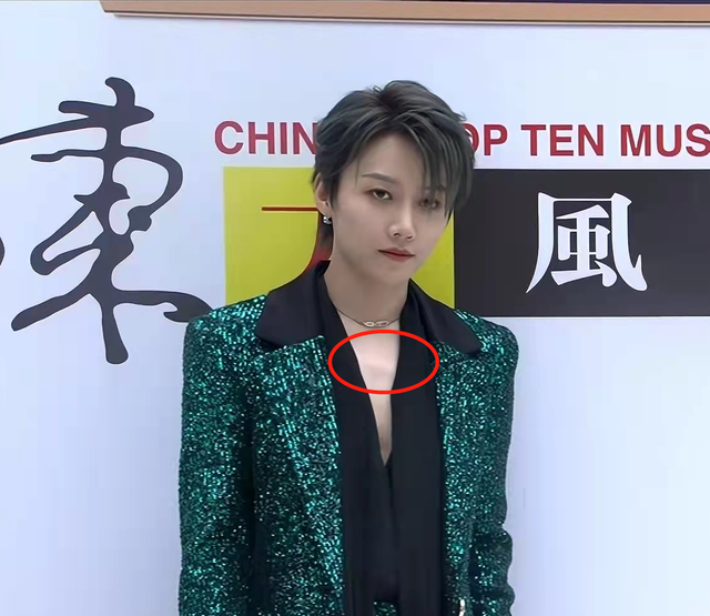 风云榜红毯生图：副乳、排骨胸、高开叉走光，露得越多越尴尬