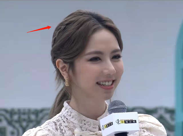 风云榜红毯生图：副乳、排骨胸、高开叉走光，露得越多越尴尬