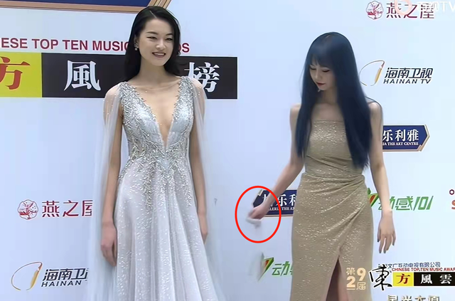 风云榜红毯生图：副乳、排骨胸、高开叉走光，露得越多越尴尬