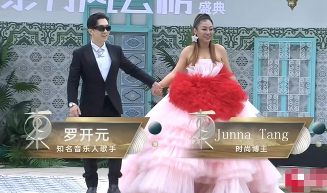 风云榜红毯生图：副乳、排骨胸、高开叉走光，露得越多越尴尬