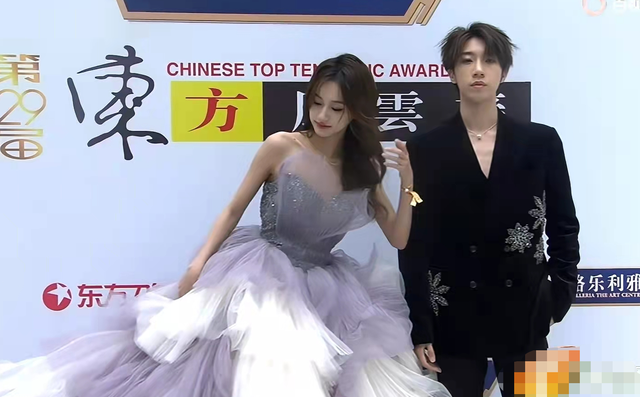 风云榜红毯生图：副乳、排骨胸、高开叉走光，露得越多越尴尬
