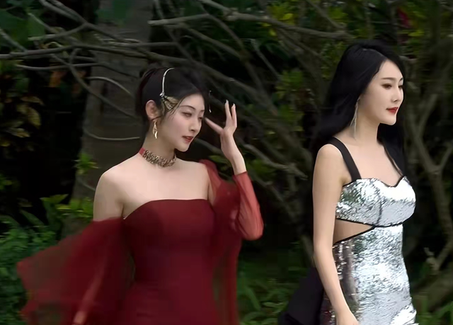 风云榜红毯生图：副乳、排骨胸、高开叉走光，露得越多越尴尬