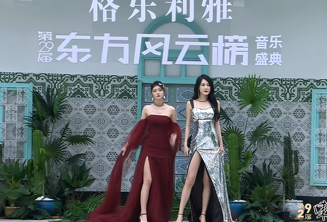 风云榜红毯生图：副乳、排骨胸、高开叉走光，露得越多越尴尬