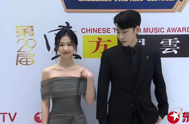 风云榜红毯生图：副乳、排骨胸、高开叉走光，露得越多越尴尬