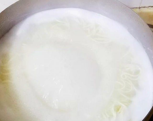 大冷天，你为何不来碗热腾腾的羊肉汤面？汤鲜味美，做法简单！