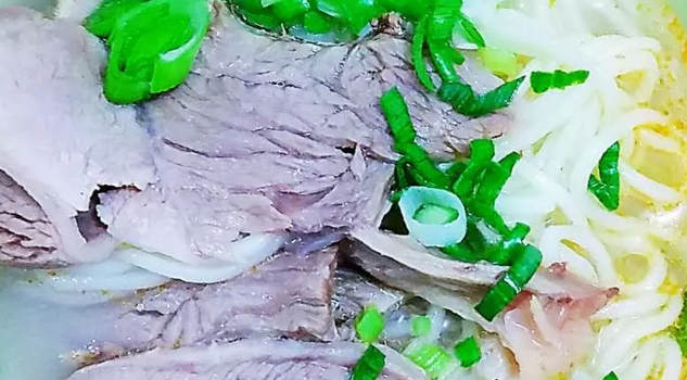 大冷天，你为何不来碗热腾腾的羊肉汤面？汤鲜味美，做法简单！