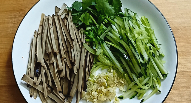 开春正是吃折耳根的季节，加上香干一起拌，味道更香更，特别下饭