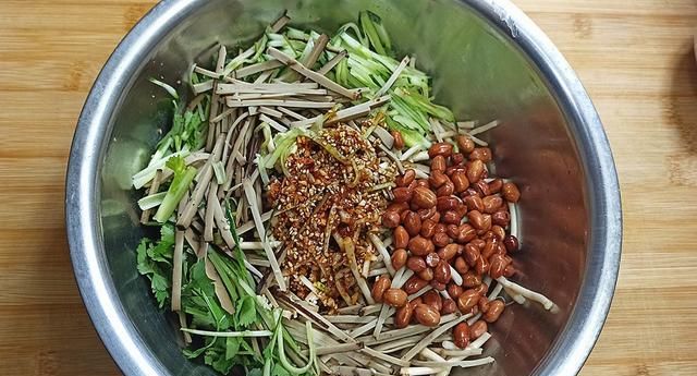 开春正是吃折耳根的季节，加上香干一起拌，味道更香更，特别下饭