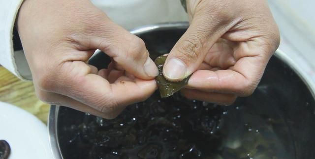 葱爆黑木耳这样做，和凉拌菜一样清淡，口味香脆，香味扑鼻