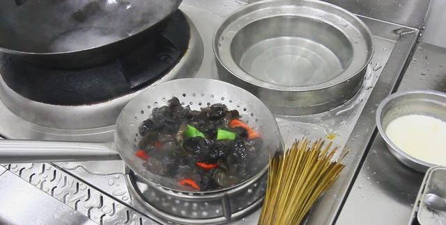葱爆黑木耳这样做，和凉拌菜一样清淡，口味香脆，香味扑鼻