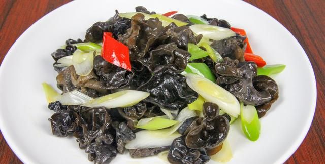 葱爆黑木耳这样做，和凉拌菜一样清淡，口味香脆，香味扑鼻