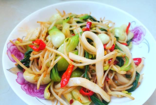 天冷了，豆芽与2种食材搭配着吃，清淡美味，没肉也香，实惠下饭