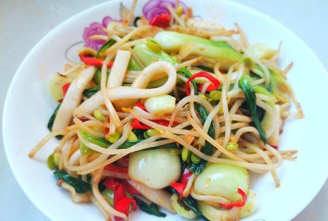 天冷了，豆芽与2种食材搭配着吃，清淡美味，没肉也香，实惠下饭