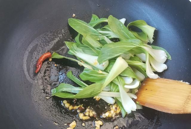 天冷了，豆芽与2种食材搭配着吃，清淡美味，没肉也香，实惠下饭