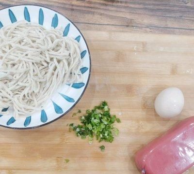 鲜味无敌的午餐肉鸡蛋汤面，大人小孩都爱吃