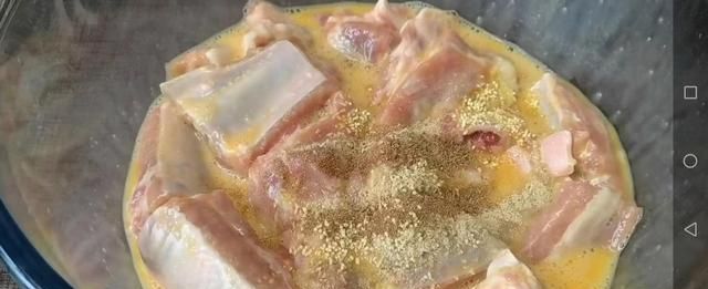 往排骨里打入3个鸡蛋，不炖不红烧，出锅没想到这么好吃，真解馋