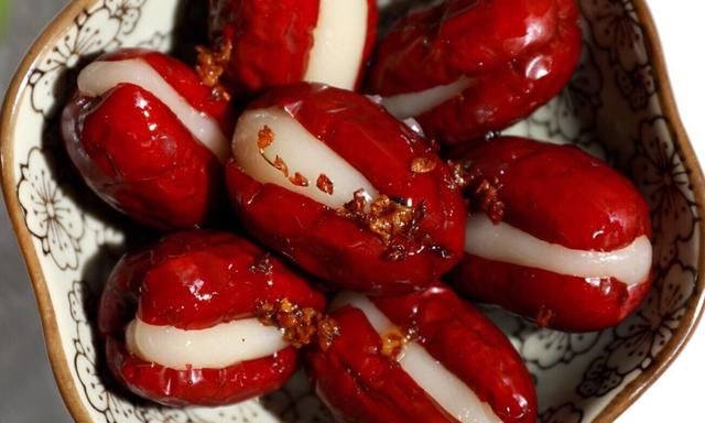 红枣的五种吃法，补气血又养颜，百吃不厌