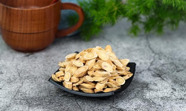 黄芪不光能泡水，还能磨末外敷，带来4种好处，男女老少受益