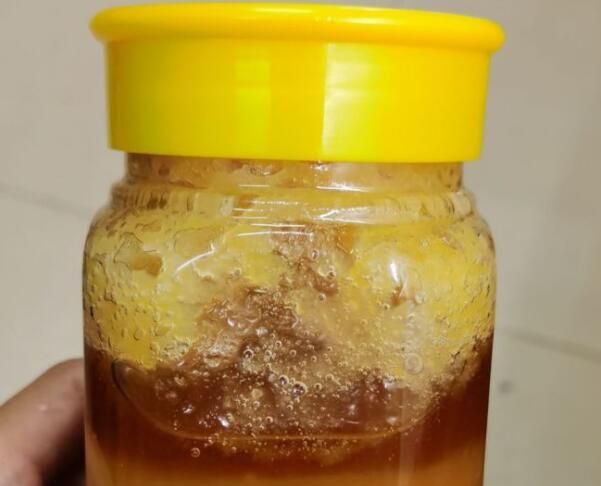 蜂蜜变黑是什么原因引起的？蜂蜜变黑了还能食用吗？