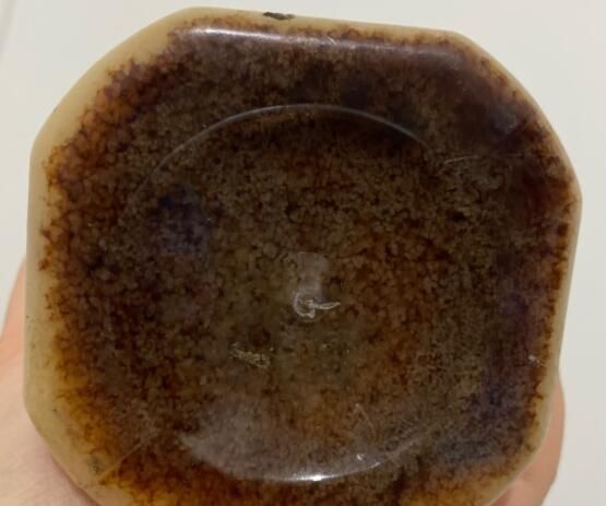 蜂蜜变黑是什么原因引起的？蜂蜜变黑了还能食用吗？