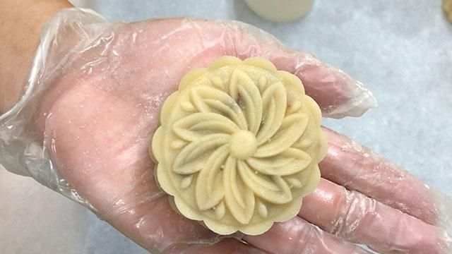 中秋节快到了，教你做五仁月饼，皮薄馅大，甜而不腻，好吃无添加