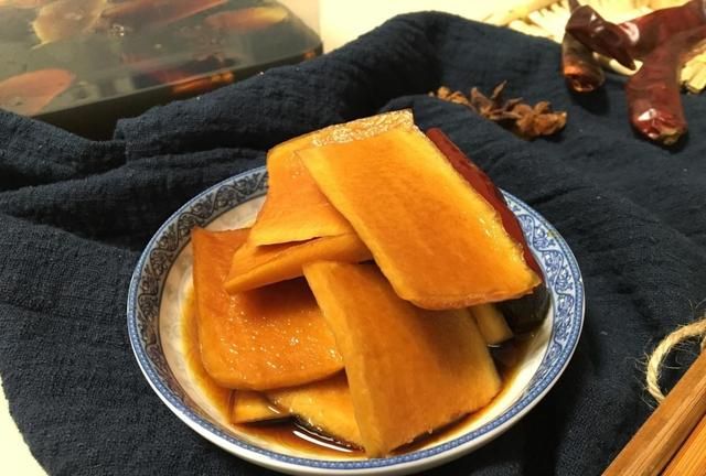 长像凤梨，富含花青素，竟然是一根萝卜