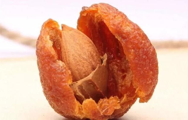 “新疆八大怪”之一：吊干杏——树上自然风干的美味杏子