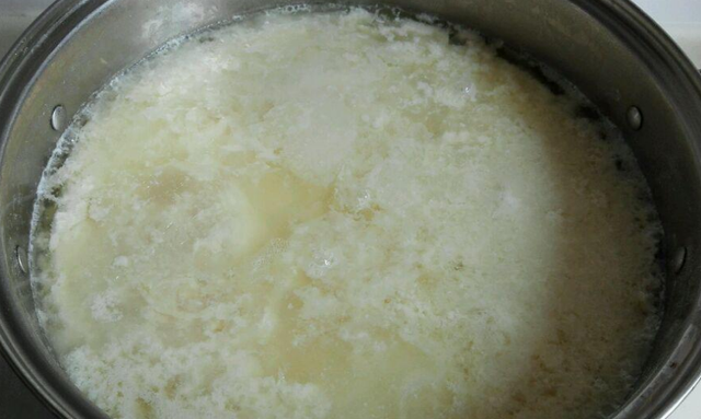 豆浆里加入白醋，瞬间变豆腐，又白又嫩，营养无添加，做法超简单