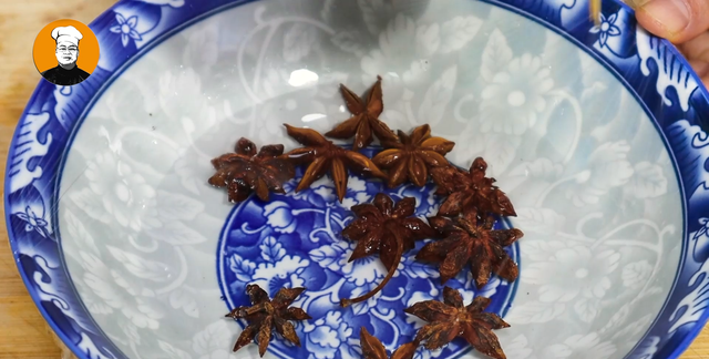把白醋倒入八角里泡一泡，解决每家每户的大难题，省钱又实用