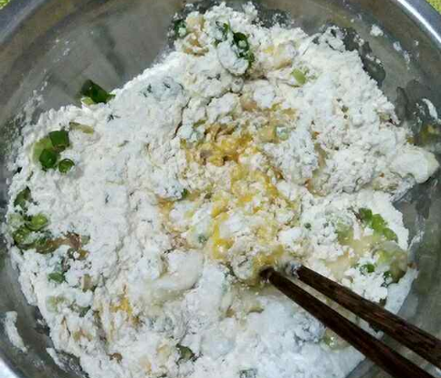 普通油条吃多了难免有些腻歪，可以加点料换换口味 小茴香油条！