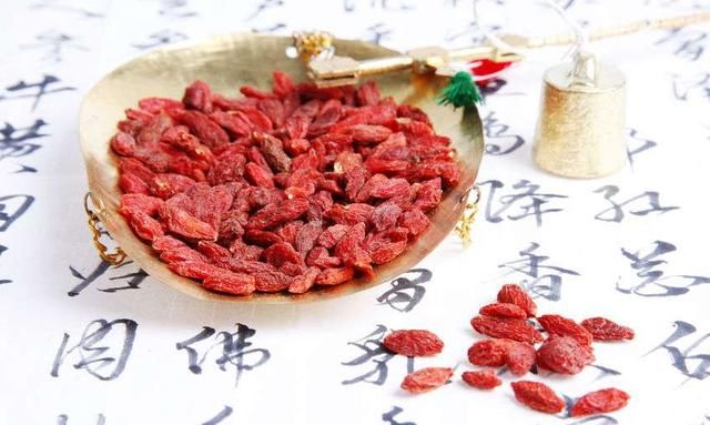 每天坚持吃枸杞，身体或能“拿下”5大好处，还不赶紧试试！