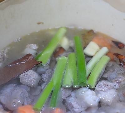 跟饭店大厨学的白萝卜炖牛腩的做法，果然好吃到没朋友