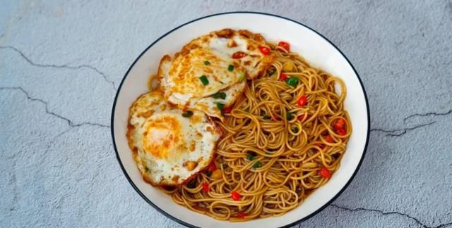 只要两个鸡蛋一把挂面，5分钟就能做出一碗绝世美味的面条