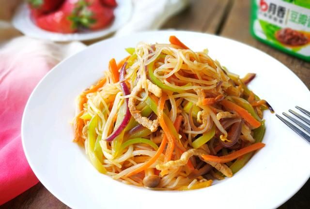 绿豆粉丝不仅可以煮着吃，炒着吃也很美味，非常下饭