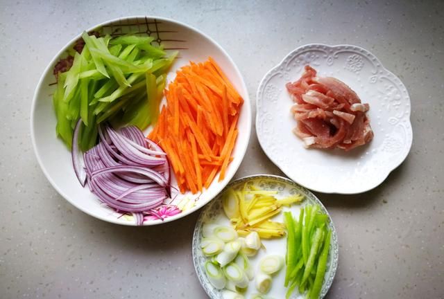 绿豆粉丝不仅可以煮着吃，炒着吃也很美味，非常下饭