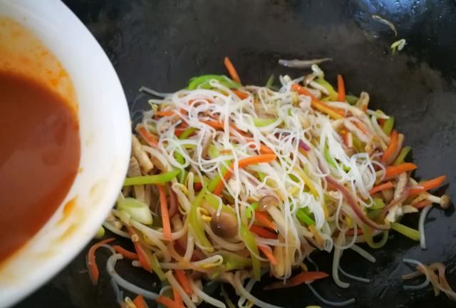 绿豆粉丝不仅可以煮着吃，炒着吃也很美味，非常下饭