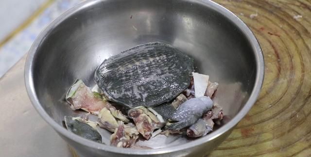 甲鱼这样吃才真叫爽，整只拿着啃，肉嫩味美无腥味，真香