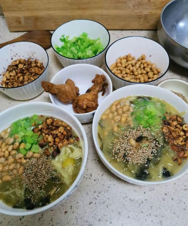 就让这道好吃不上火的酸菜浆面条，温暖你这个冬天吧