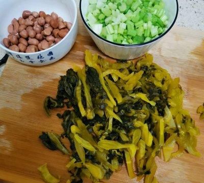 就让这道好吃不上火的酸菜浆面条，温暖你这个冬天吧