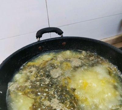 就让这道好吃不上火的酸菜浆面条，温暖你这个冬天吧