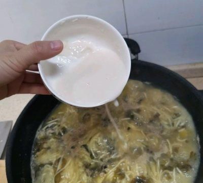 就让这道好吃不上火的酸菜浆面条，温暖你这个冬天吧