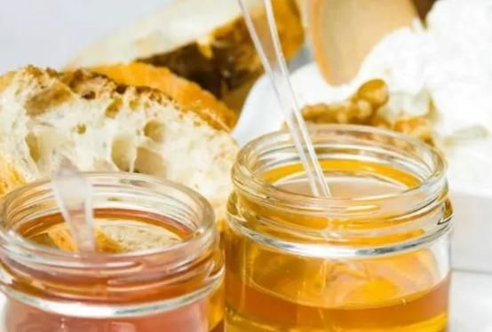 蜂蜜是早上还是晚上喝好？如何吃蜂蜜健康？医生：喝错不如不喝！