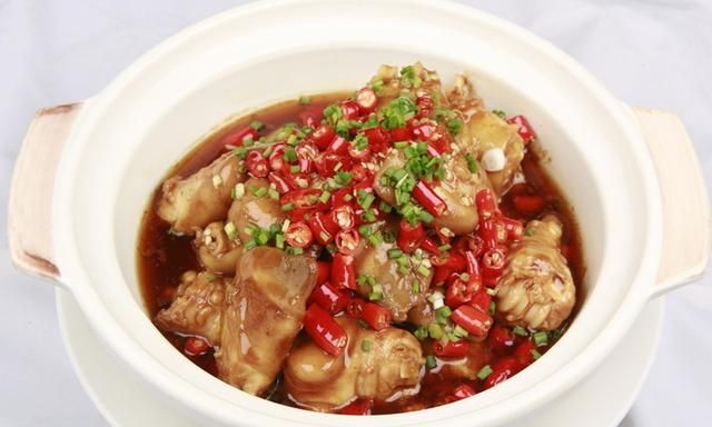 湖南人爱吃剁辣椒，用剁椒蒸的菜也格外受欢迎，香辣入味特下饭